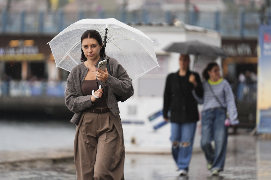 Sıcaklık hızla düşecek, sağanak aralıksız devam edecek. Bugün hava nasıl olacak?