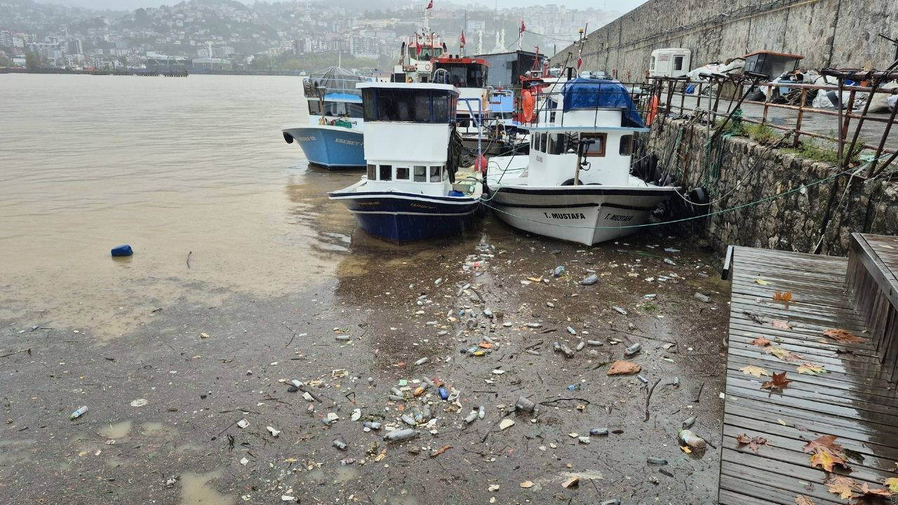 Zonguldak’ta Şiddetli Sağanak Sonrası Deniz Çamur Rengini Aldı