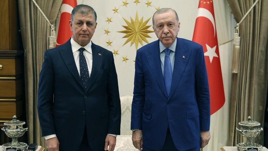 İzmir'in Siyaset Sahnesinde Cemil Tugay: Kimdir, Geleceği Ne?