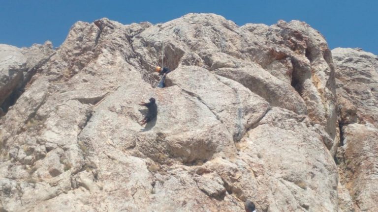 Ağrı’da AFAD ekipleri kayalara mahsur kalan 3 keçiyi kurtardı