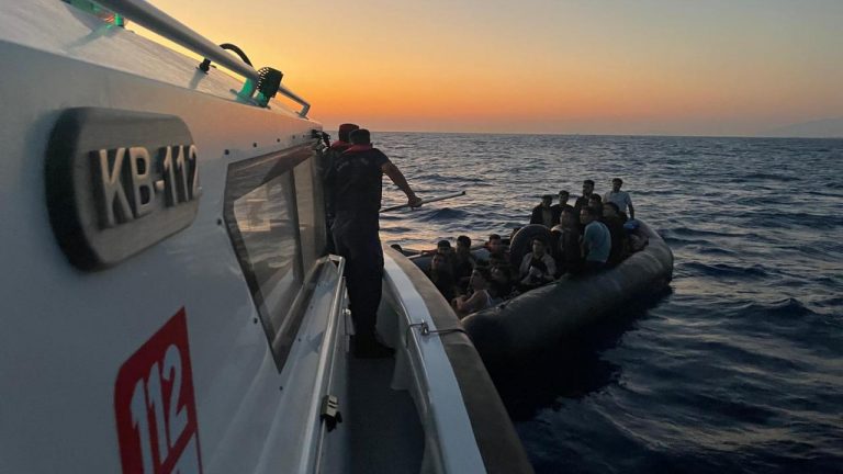 Çanakkale açıklarında 24 kaçak göçmen yakalandı