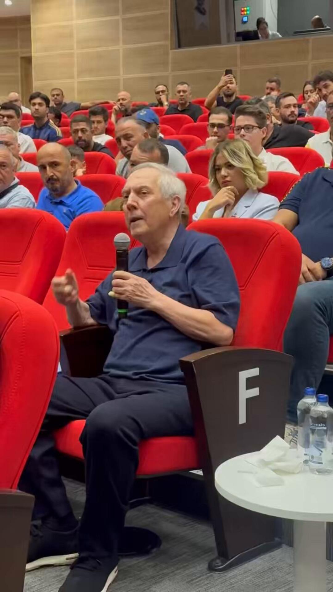 Aziz Yildirim, olağanüstü Fenerbahce Genel Kurulu önünde Vision 2035 toplantısına katıldı! Son kanepeye gittim. Talihsizliği gördüğümü söyledi, kafası karıştı ... 3