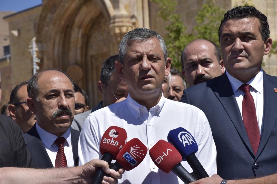 Özgür Özel: 