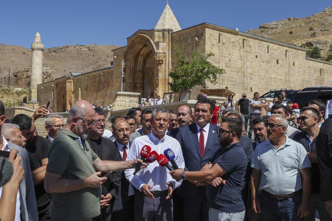 Özgür Özel: 
