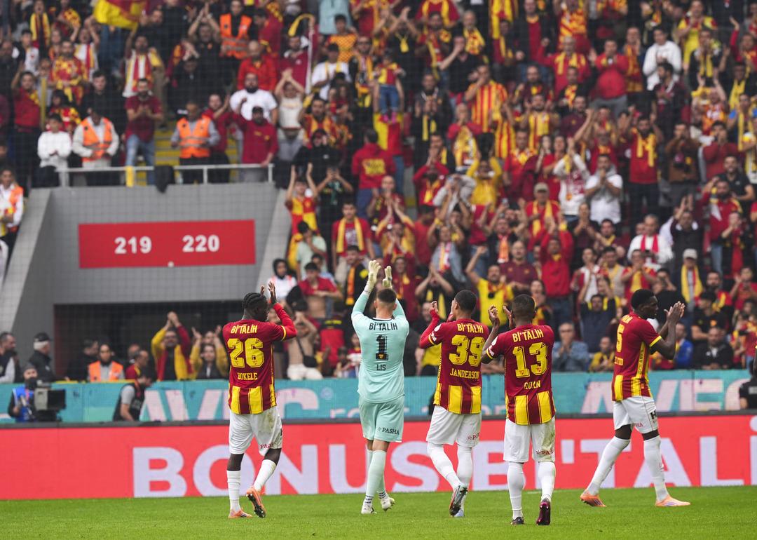 Göztepe-Kocaelispor maçında gol yok, her şey var! Hakem kırmızı kartı iki kez iptal etti