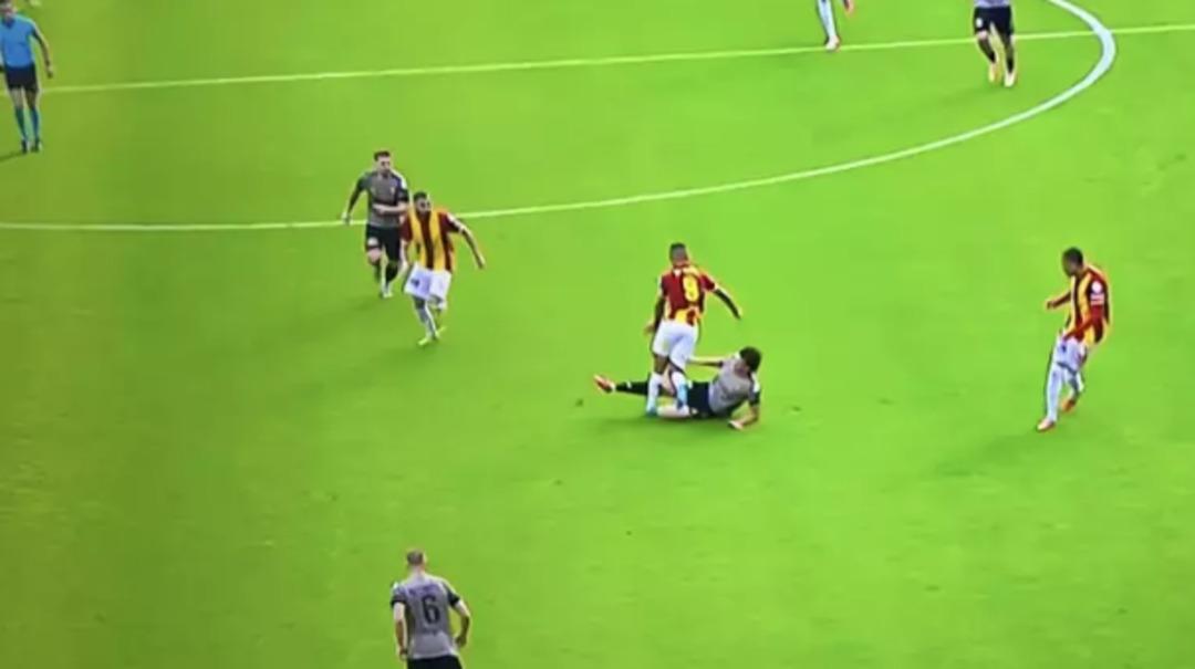 Göztepe-Kocaelispor maçında gol yok, her şey var! Hakem kırmızı kartı iki kez iptal etti