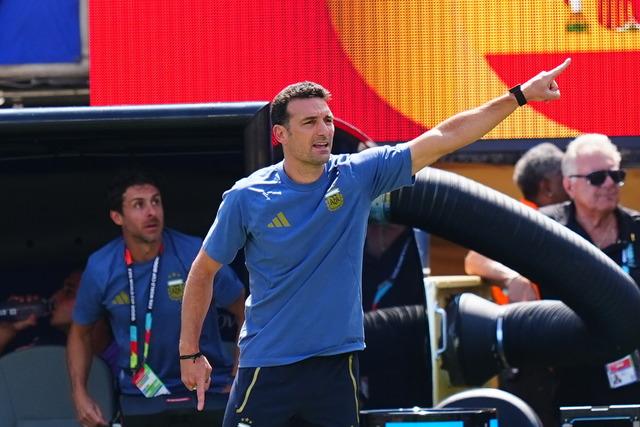 Scaloni, basın toplantısında gözyaşlarına hakim olamadı